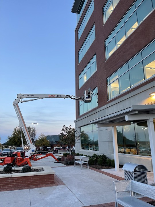 A Sapphire lift cleaning the windows of an office building